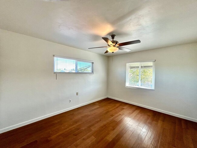 Building Photo - 2 Bed, 1 Bath in Central SD. Water/Trash/Parking Included