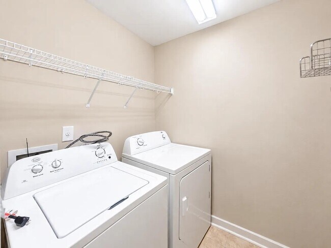 Building Photo - 722 Elmbrook Dr