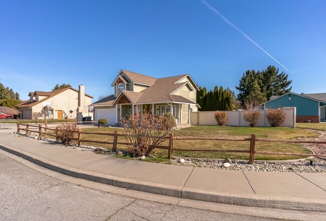 Building Photo - Beautiful 3 Bedroom 2.5 bath home with 2 c...