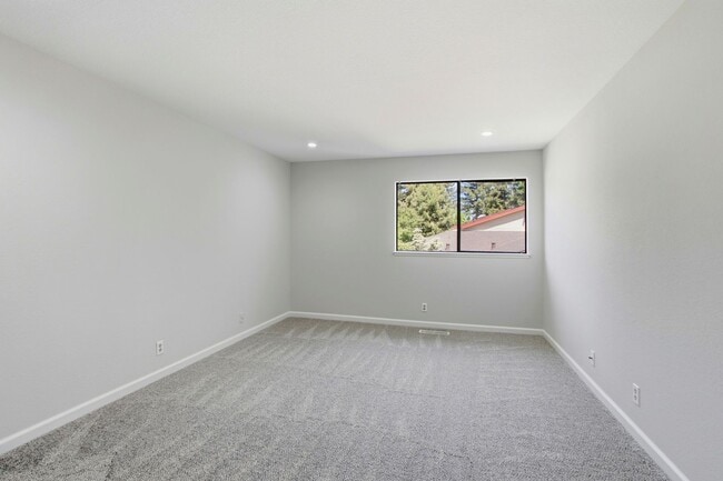 Building Photo - Updated 2BR/2BA Townhome w/ Private Yard, Garage & Laundry