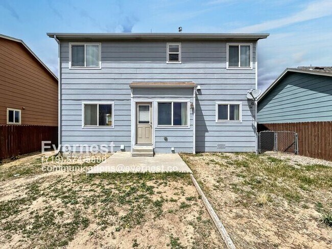 Building Photo - Gorgeous 3-Bedroom Home with Cozy Fireplac...