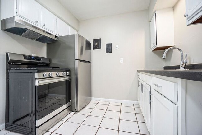 Building Photo - Newly Remodeled 2bed 1 bath duplex in West...