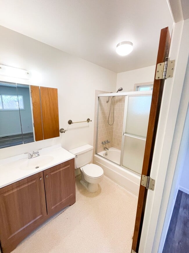 Building Photo - 3 Bedroom, 2 Bath