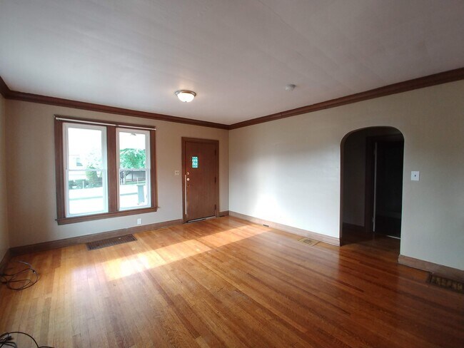 Building Photo - 311 E 10th St