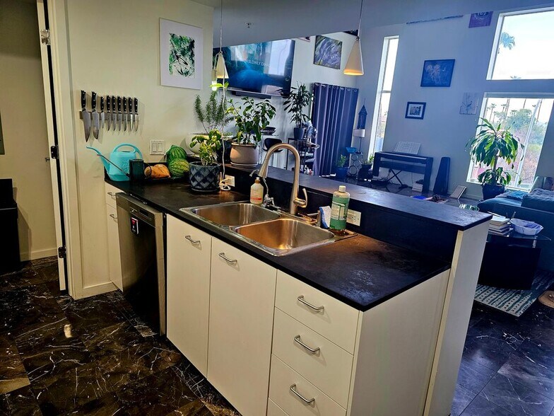 Building Photo - 1111 W University Dr