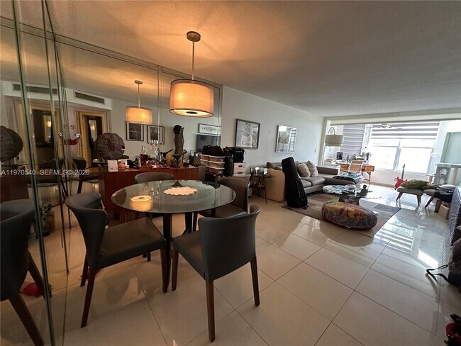 Building Photo - 1351 NE 191st St