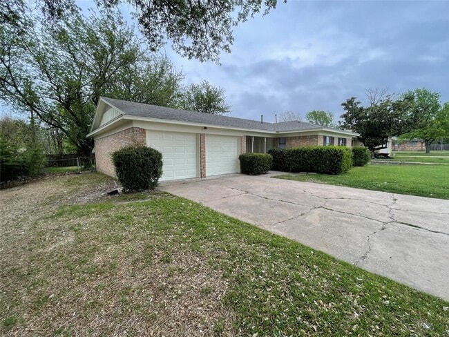 Building Photo - 905 La Salle Dr