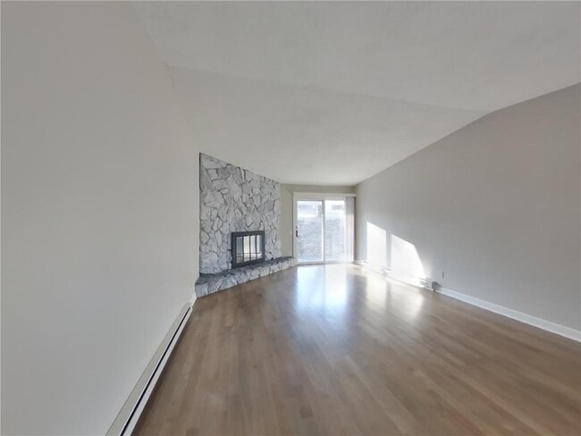 Building Photo - 1475 Valley Dr