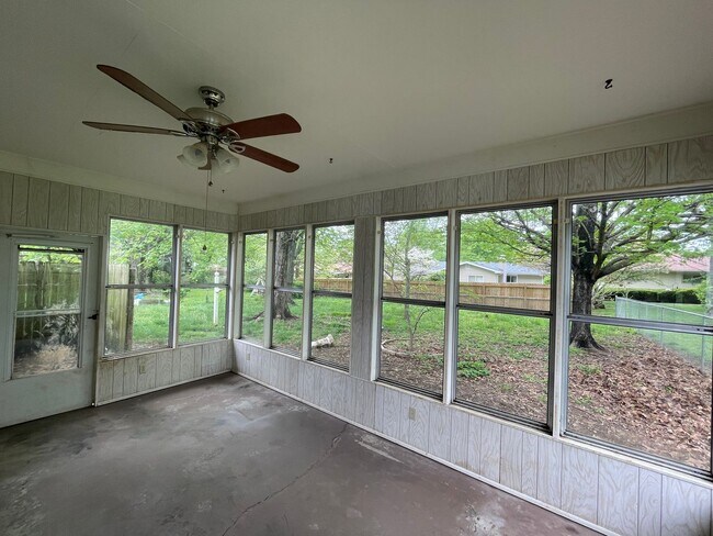 Building Photo - Beautiful 3 bedroom 1.5 bath waiting for you to call home .