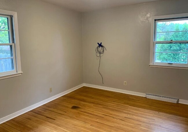 Building Photo - 1028 W 12th St