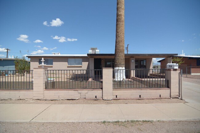 Primary Photo - Charming 4 Bedroom 1 Bath Home! South Tucs...