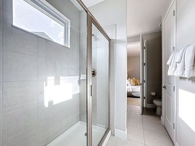 Building Photo - 8 Bedrooms 7 baths on a resort community