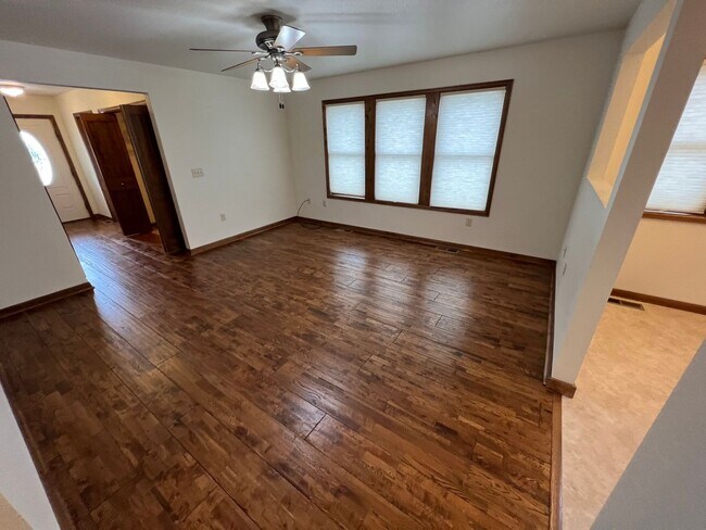 Building Photo - 409 S Broadway Ave