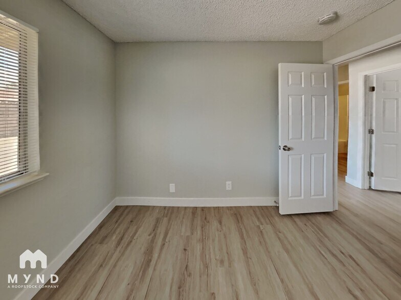 Building Photo - 5817 W Robin Ln