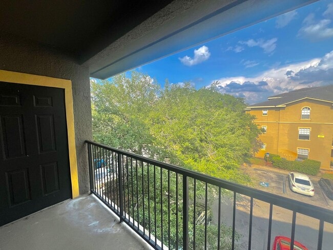 Building Photo - Spacious 2 Bed, 2 Bath + Loft in Prime Lak...