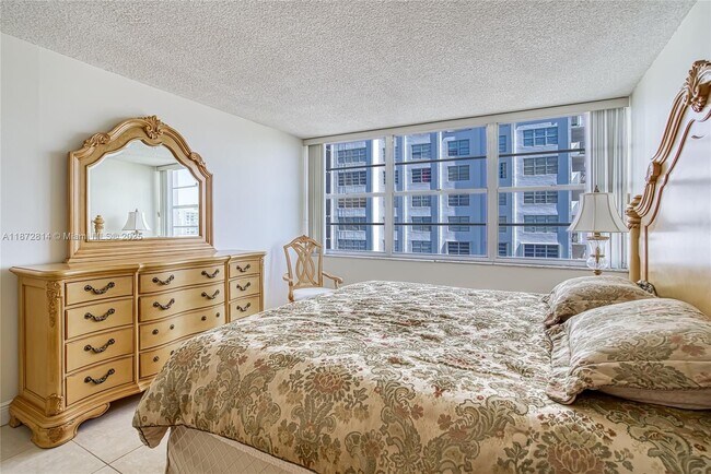 Building Photo - 18051 Biscayne Blvd