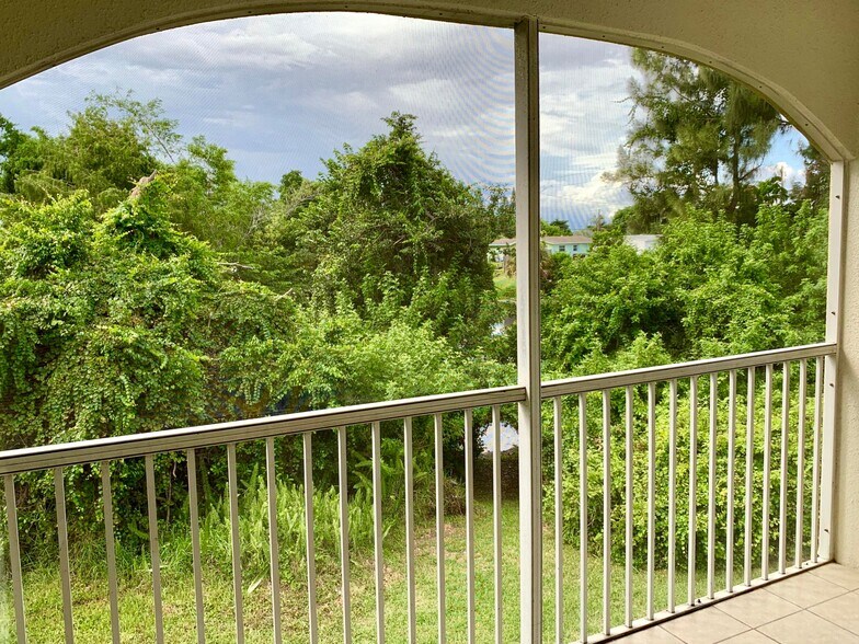 Building Photo - 815 W Boynton Beach Blvd