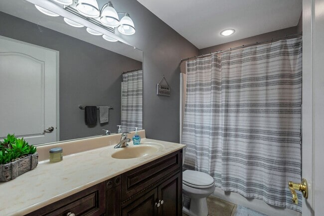 Building Photo - Beautiful 3 Bedroom Bridgeport Townhome!