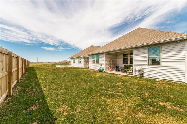 Building Photo - 717 W Lakeshore Landing Dr