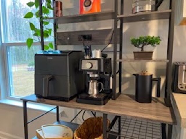 Building Photo - 125 E Sunrise Ln