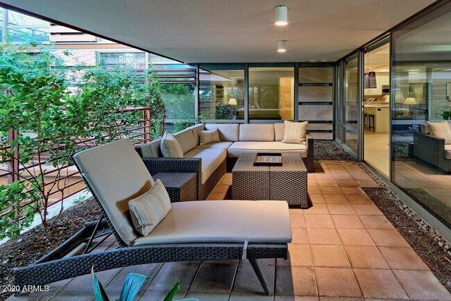 Building Photo - 7117 E Rancho Vista Dr