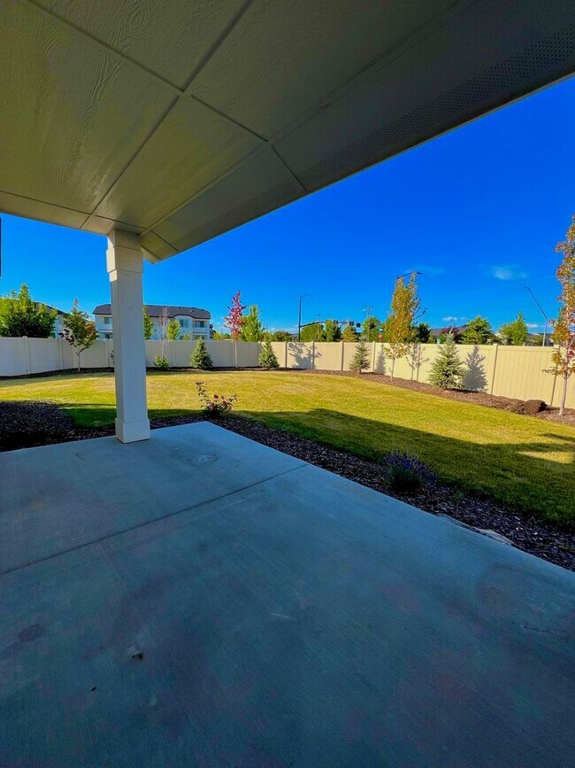 Building Photo - 4 Bedroom 2 bath 3 Car Garage Single Level Meridian.