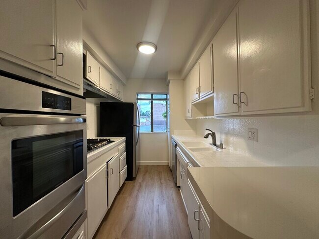 Primary Photo - 1432 N Fairfax Ave