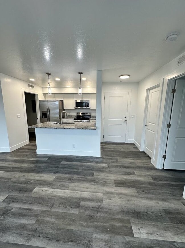Building Photo - 1553 Clear Creek Dr