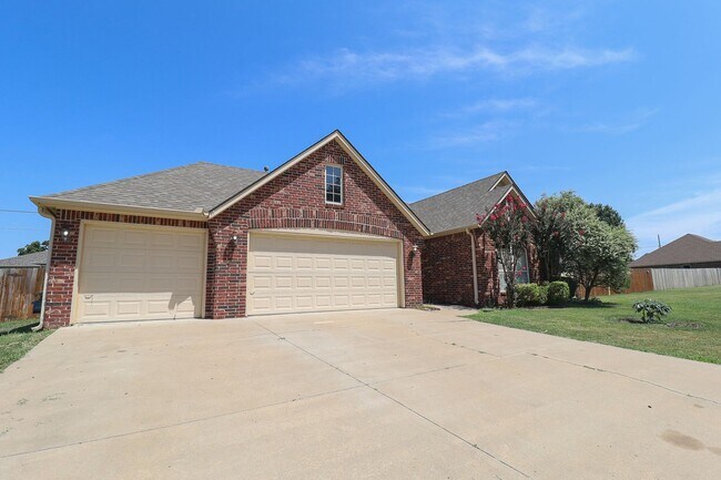 Building Photo - Spacious 4 bedroom 3 bathroom home In Sand Springs