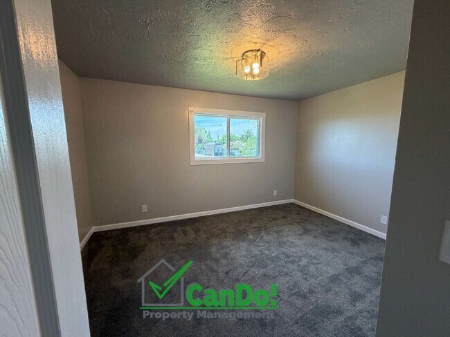 Building Photo - Now Available! Freshly Remodeled 2 bedroom, 1 bathroom apartment in Blackfoot with Fiber Internet.