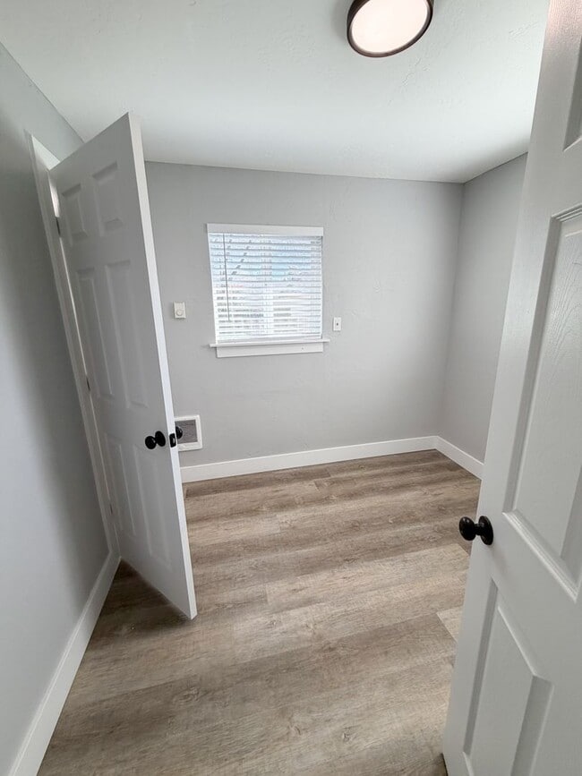 Building Photo - 2 Bedroom, 1 Bathroom Home