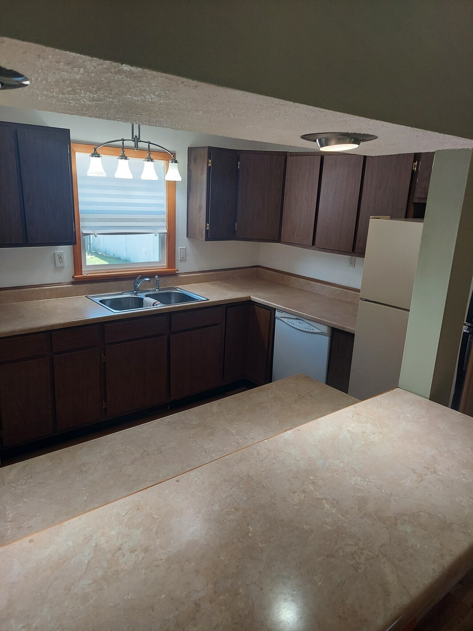 Building Photo - 827 Fairyland Ave