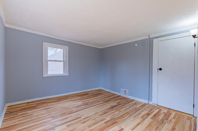 Building Photo - 383 Champlain St