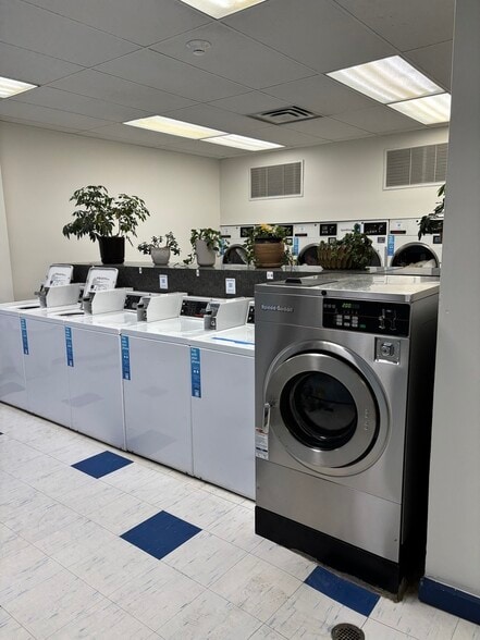 Building Photo - 901 S Plymouth Ct