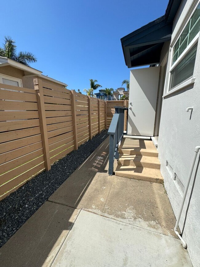 Building Photo - Pacific Beach: 1 Bedroom w/ Remodeled Kitc...