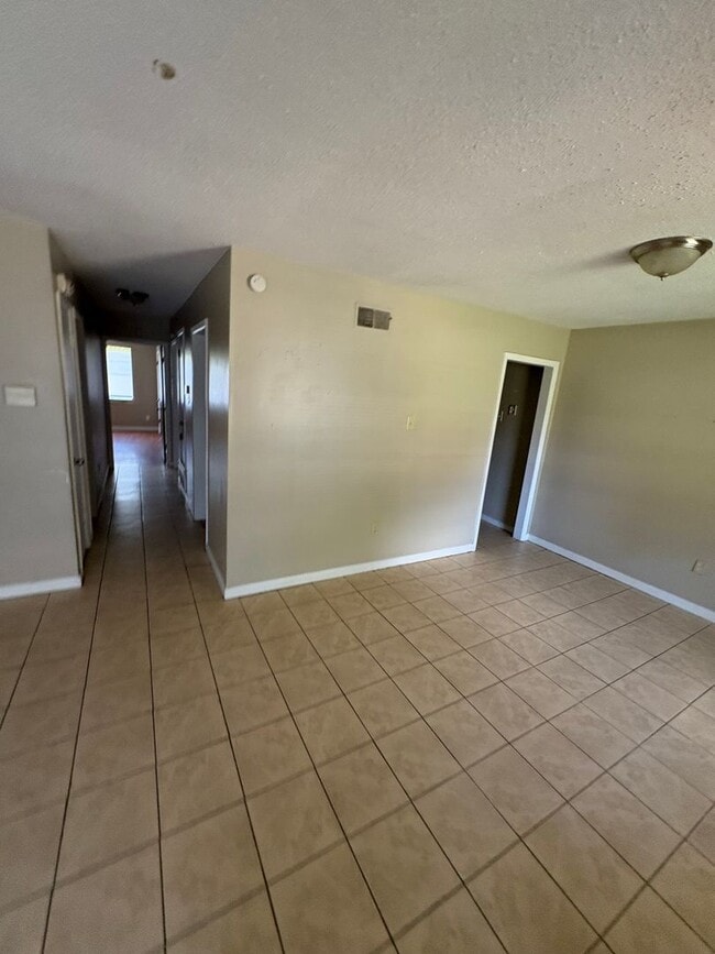 Building Photo - 3385 Barbwood Dr