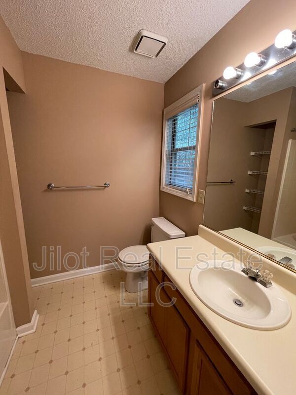 Building Photo - 1048 Hillsborough Chase NW