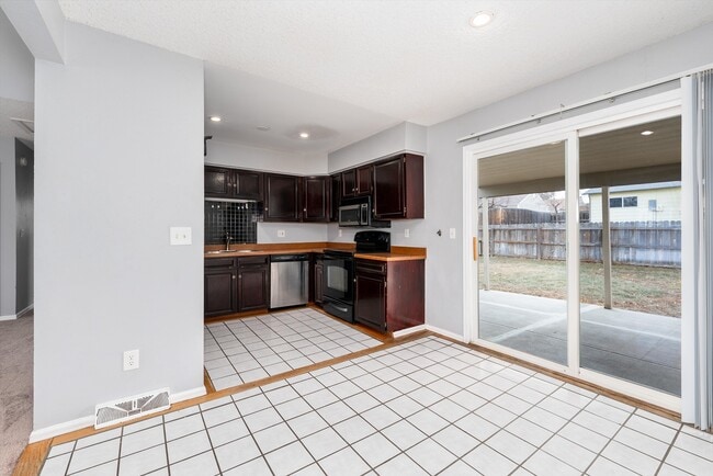 Building Photo - 5025 E Weaver Ave