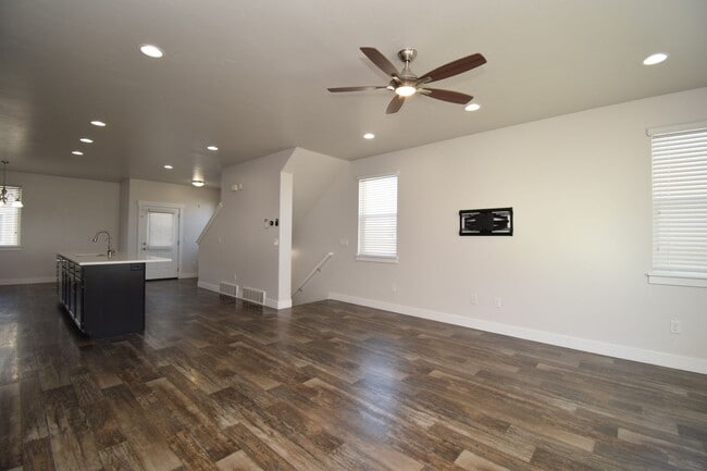 Building Photo - 4 Bed 3.5 Bath Sunny and Spacious South Jordan Corner-Lot Home with Views!