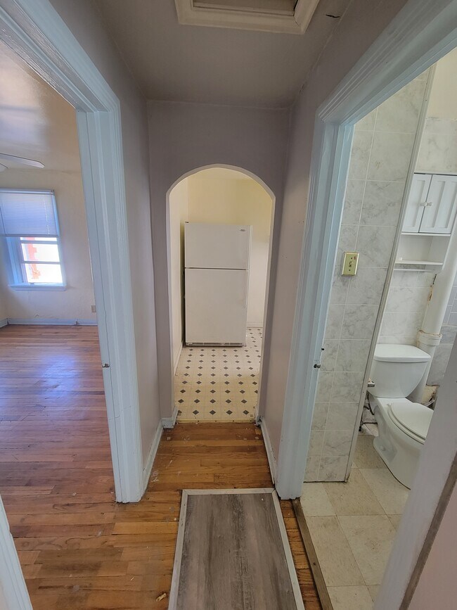 Building Photo - 2406 E 10th St