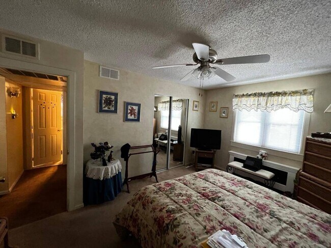 Building Photo - Lovely Cherry Hill Parke 2nd floor 2 bedro...