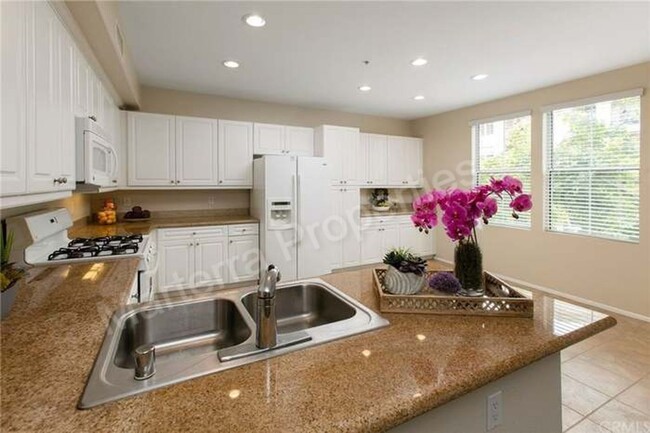 Building Photo - Beautiful 2 Bedroom/2.5 Bathroom Townhome ...