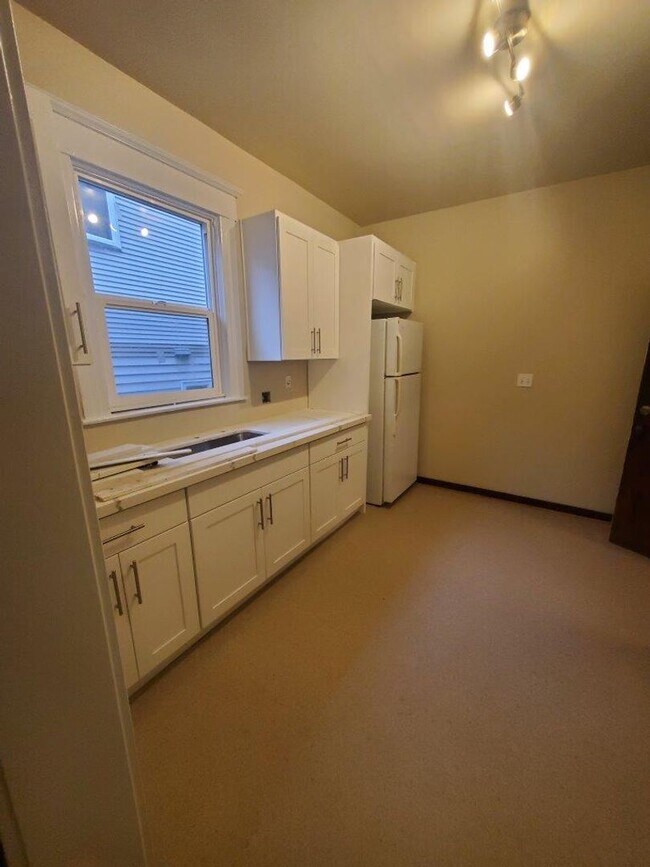 Building Photo - Charming 4 Bedroom + Bonus - 1 Bath Unit in University District