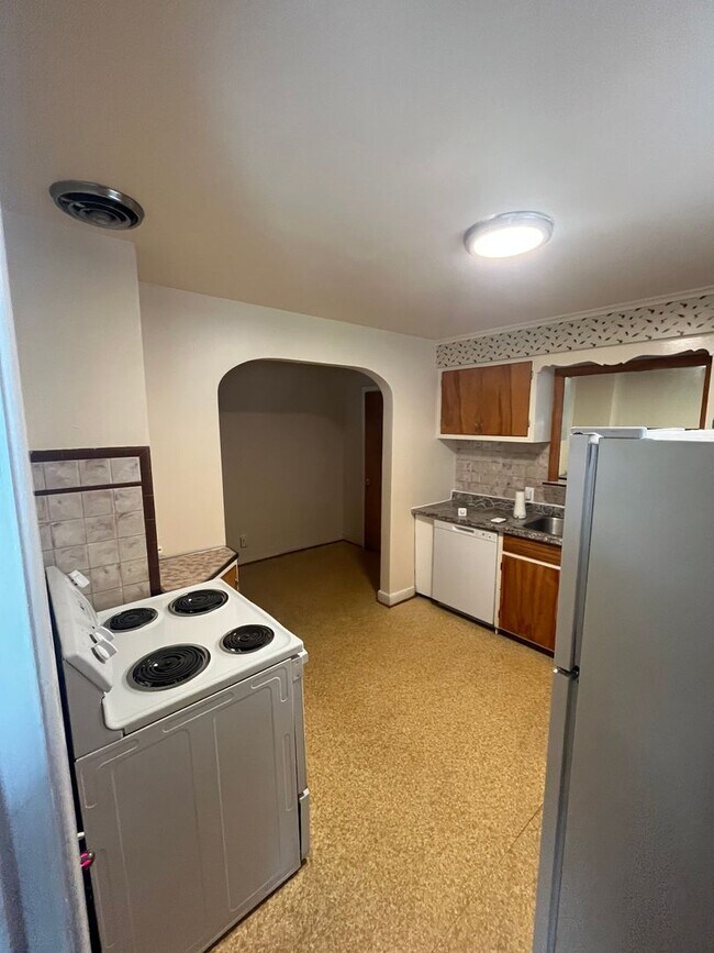 Building Photo - 3 Bedroom Home with In-Law Suite Available Near Rochester General