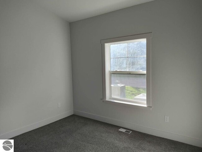 Building Photo - 1542 Simsbury St