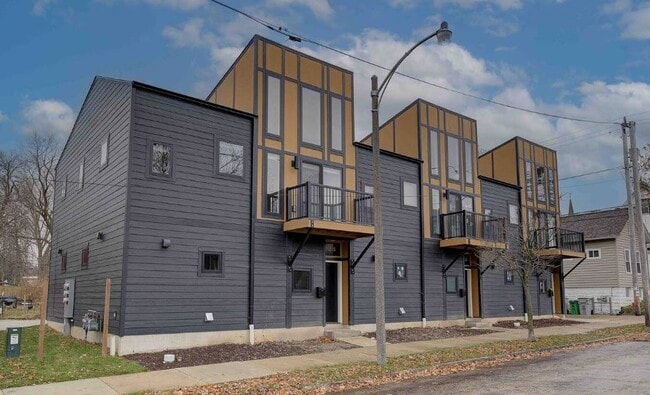 Building Photo - 923 E Otjen St