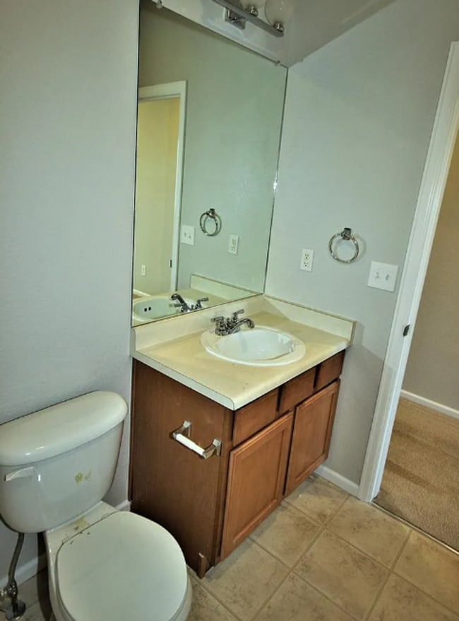 Building Photo - Inviting Open-Concept Townhome!