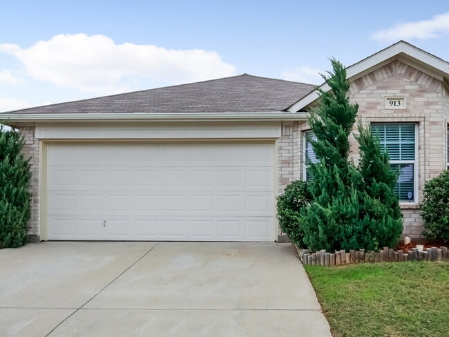 Building Photo - 913 Honey Locust Ln