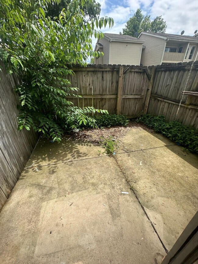 Building Photo - 1BD/1BA Townhouse located on the Germantow...