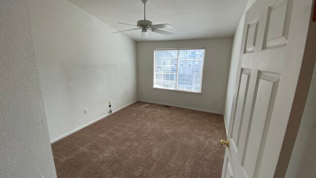 Building Photo - HUGE 2 Bedroom 3 Bathroom Condo in Southeast Denver